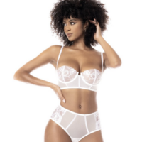 Ensemble de lingerie sexy blanc, composé de son soutien-gorge avec armatures et culotte taille haute