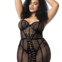 Guêpière en fine résille noire avec laçage ajustable sur le devant et string noir