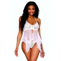 L'incontournable de la saison. Une nuisette babydoll et string en résille et dentelle blanche