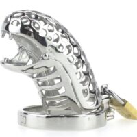Cette cage de chasteté est conçue avec une tête de serpent et une surface imitant le peau de reptile