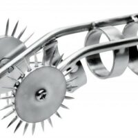 Cet accessoire BDSM Deux roues crantées avec des picots permettant d'appliquer sur le corps du partenaire