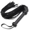 Ce martinet noir est un accessoire idéal pour mener le partenaire et le soumettre.Il se compose de lanières fines
