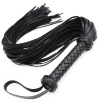 Ce martinet noir est un accessoire idéal pour mener le partenaire et le soumettre.Il se compose de lanières fines