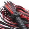 Ce martinet noir est un accessoire idéal pour mener le partenaire et le soumettre.Il se compose de lanières fines