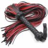 Ce martinet noir est un accessoire idéal pour mener le partenaire et le soumettre.Il se compose de lanières fines