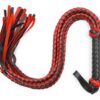 Le martinet se compose de lanières tressées de 60cm avec l'extrémité souples pour claquer la peau