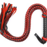 Le martinet se compose de lanières tressées de 60cm avec l'extrémité souples pour claquer la peau