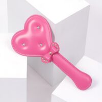 Le paddle Bow Heart est conçu avec une forme de coeur et des strass brillants à sa surface