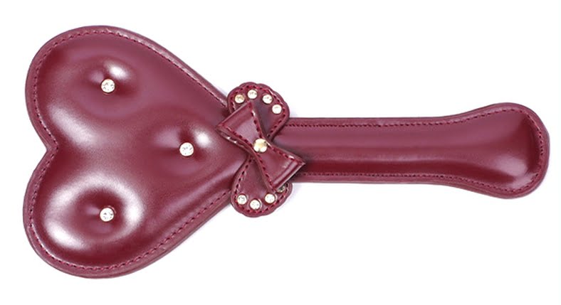 Le paddle Bow Heart est conçu avec une forme de coeur et des strass brillants à sa surface