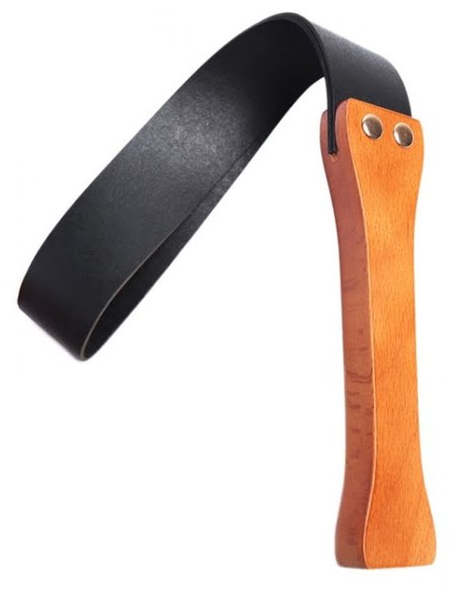Le paddle Wood Spank est un accessoire conçu avec une partie souple qui vient claquer sur la peau