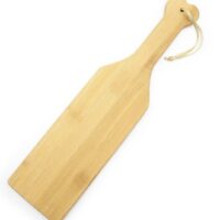 Ce paddle en bambou est idéal pour les moments de soumission. Il permet de taper les fesses
