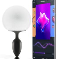 Ce plug vibrant est complété par un pompon blanc qui forme une queue de lapin. Il permet des jeux funs et excitants