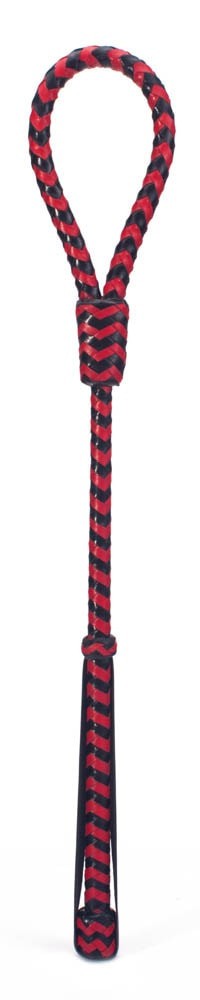 Une cravache noire et rouge réalisée en matière Cuir. Forme rigide pour pouvoir taper le partenaire