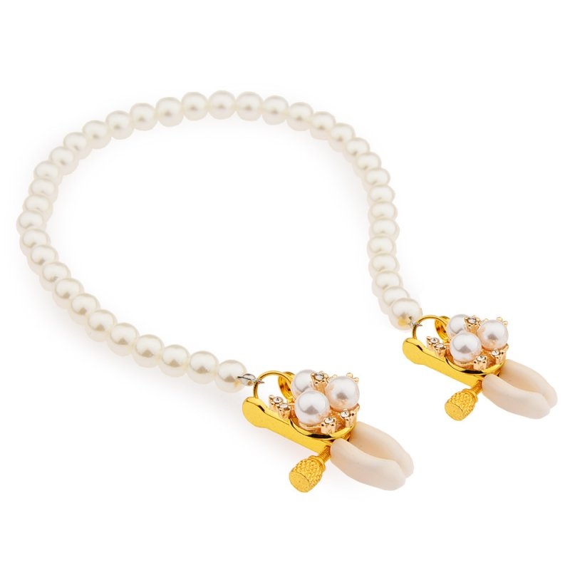 Très bel accessoire ces pinces à seins avec chaîne en perles blanches. Pinces agrémentées de fleurs en perles blanches