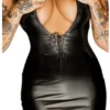 Tentante minirobe avec décolette ultrasexy. Éléments lacés invitants