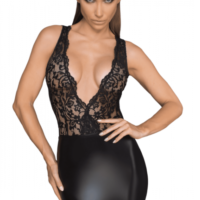 Une robe pour impressionner ! Cette minirobe en powerwetlook et dentelle avec un décolleté profond dans le dos est attachée au cou par un ruban de satin