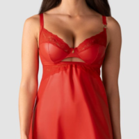 un mélange captivant de nuisette et de string confectionné dans des tissus luxueusement doux