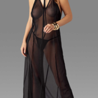 Élevez votre glamour avec la robe longue noire gracieusement séduisante de Nuites. L’audacieux décolleté triangulaire